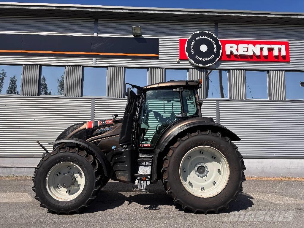 Valtra T 215 Versu Traktorji