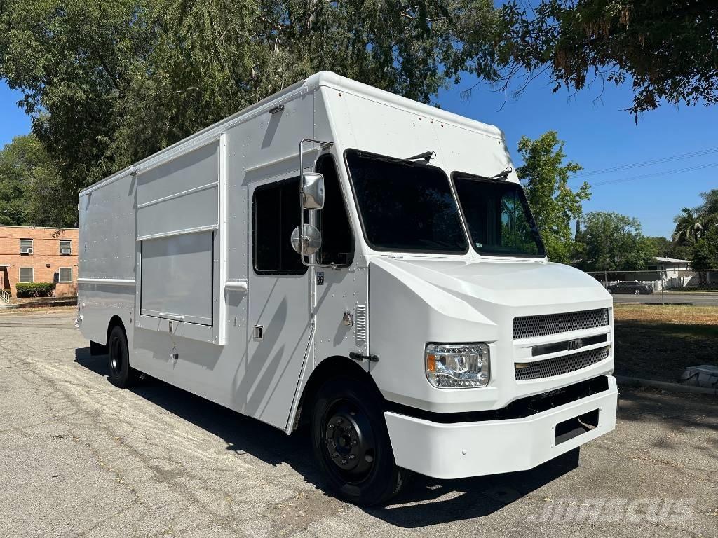 Freightliner M-LINE Tovornjaki zabojniki
