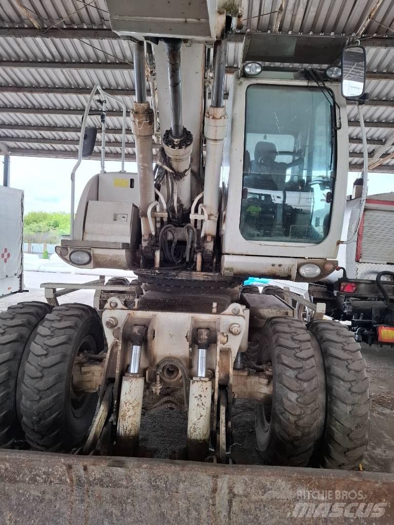 JCB JCB JS 175W Bagri na kolesih