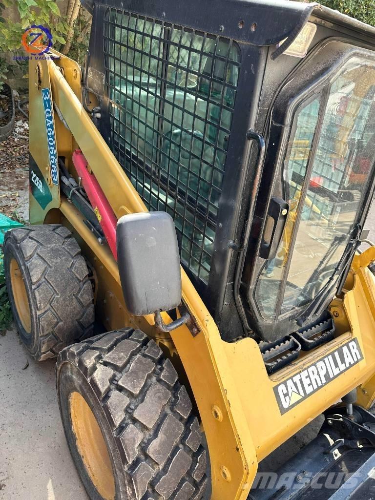CAT 226 B Skid steer mini nakladalci