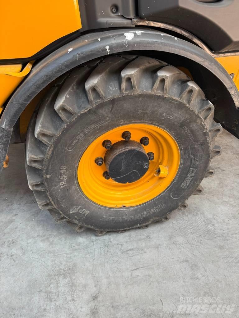 JCB 406 Kolesni nakladalci