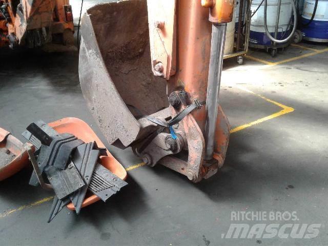 Hitachi FB200 Traktorji