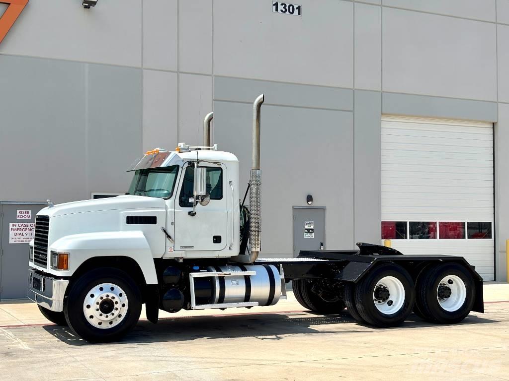 Mack Pinnacle 64T Vlačilci