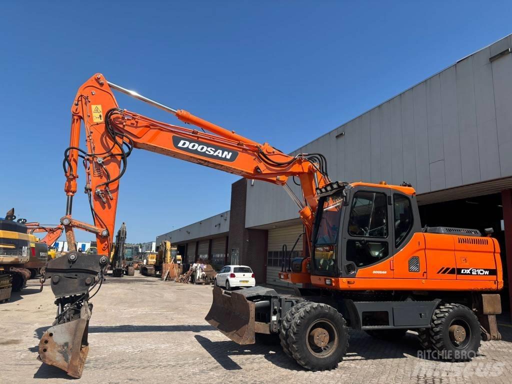 Doosan DX 210 W Bagri na kolesih