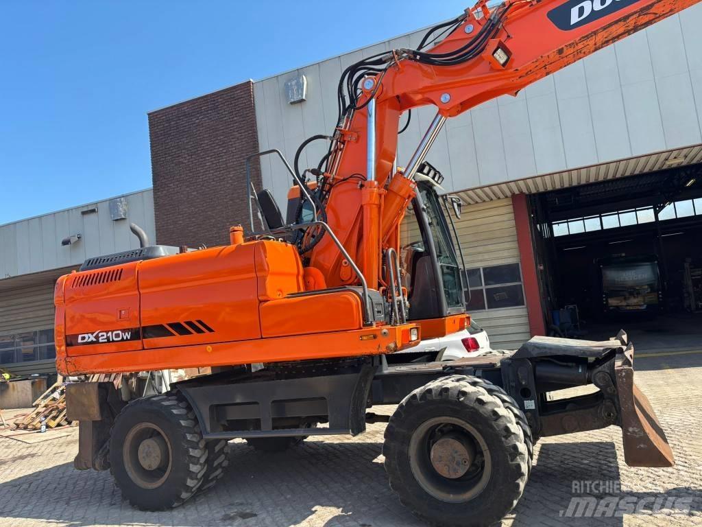 Doosan DX 210 W Bagri na kolesih