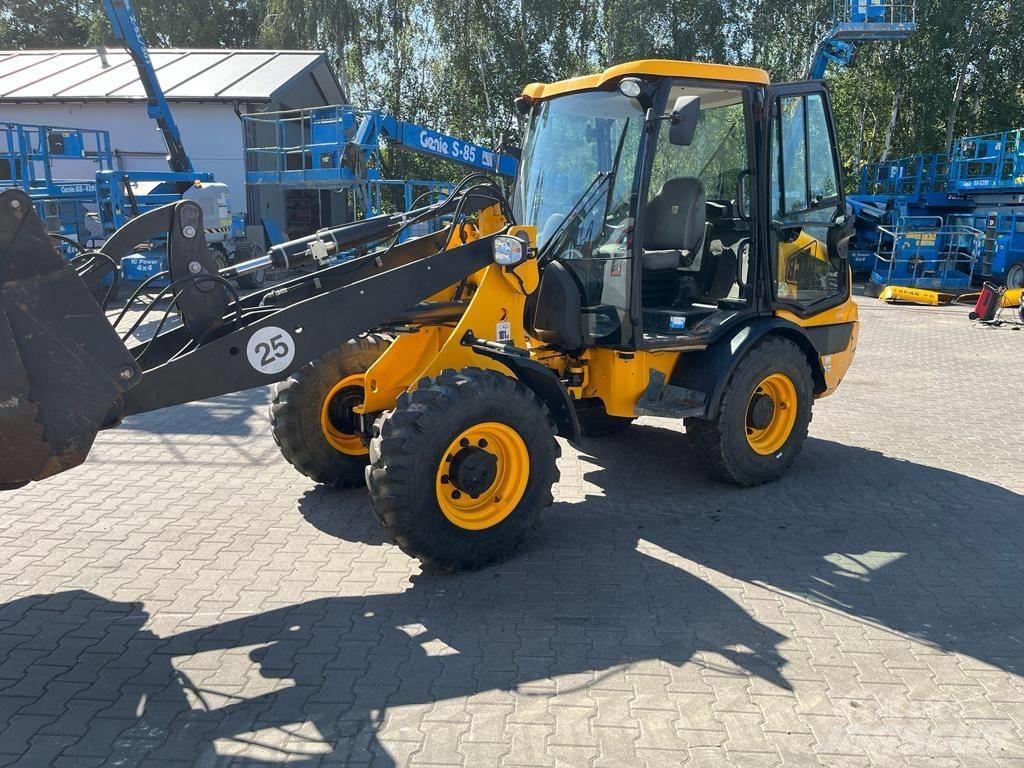 JCB 406 Kolesni nakladalci