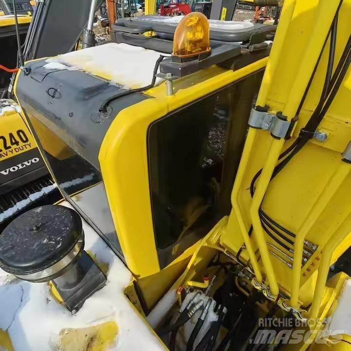 Komatsu PC 210 Bagri goseničarji