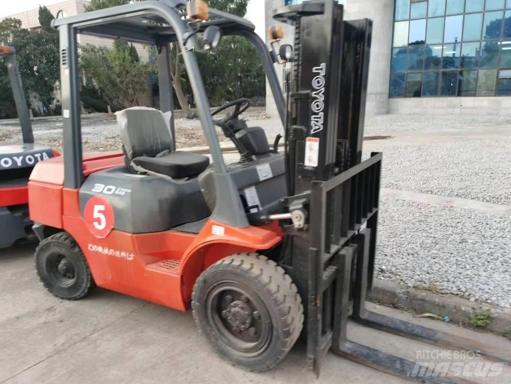 Toyota 7FD 30 Dizelski viličarji