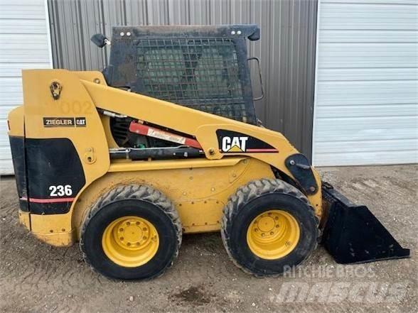 CAT 236 Skid steer mini nakladalci