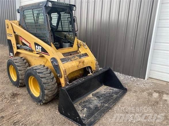 CAT 236 Skid steer mini nakladalci