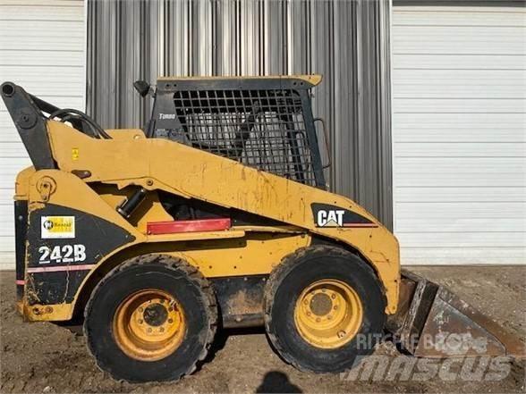 CAT 242B Skid steer mini nakladalci