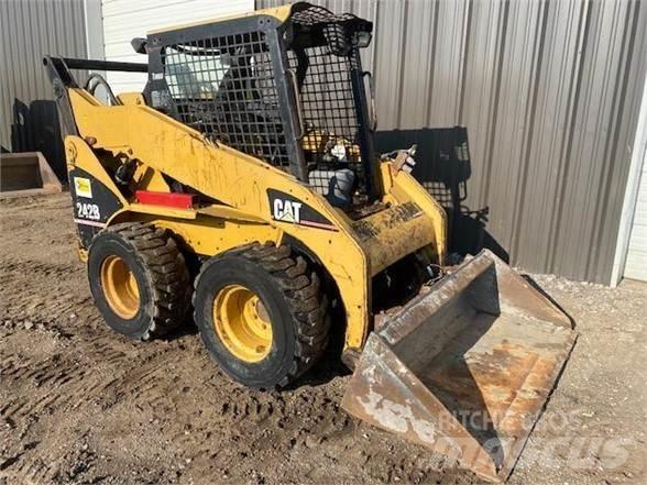 CAT 242B Skid steer mini nakladalci