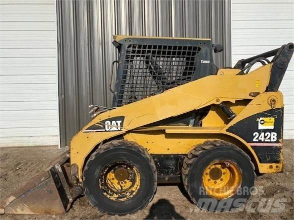 CAT 242B Skid steer mini nakladalci