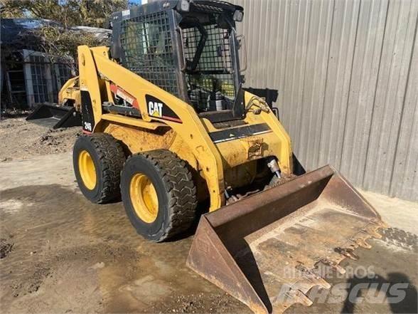 CAT 246 Skid steer mini nakladalci