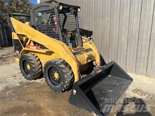 CAT 252 Skid steer mini nakladalci