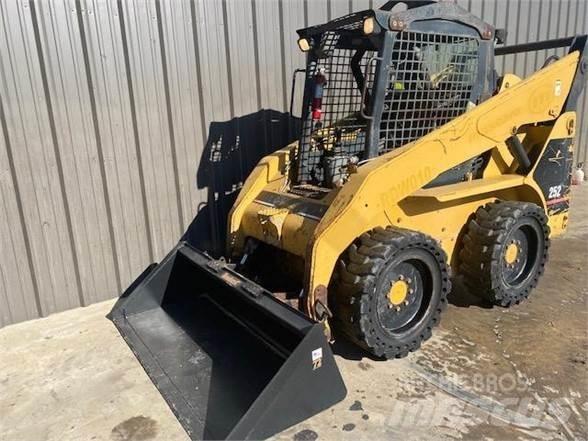 CAT 252 Skid steer mini nakladalci