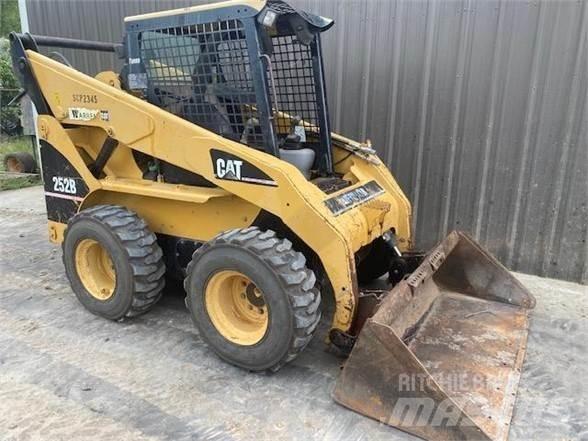 CAT 252B Skid steer mini nakladalci