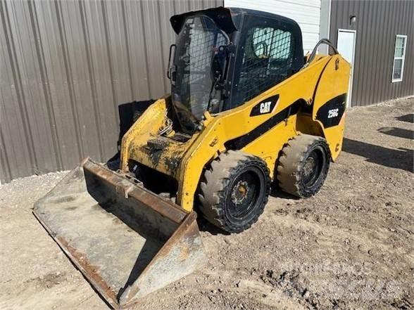 CAT 256C Skid steer mini nakladalci