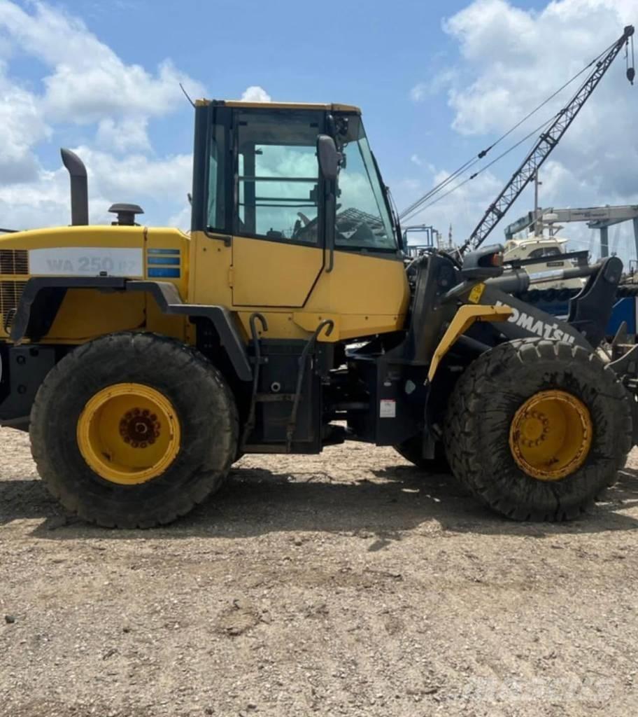 Komatsu WA 250 PZ-6 Kolesni nakladalci