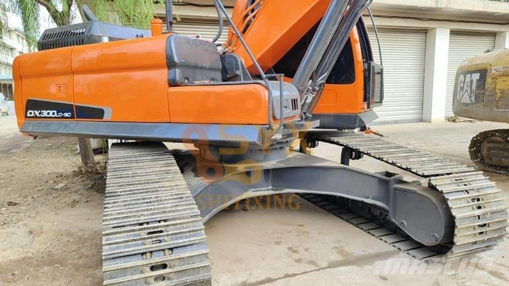 Doosan DX 300 Bagri goseničarji
