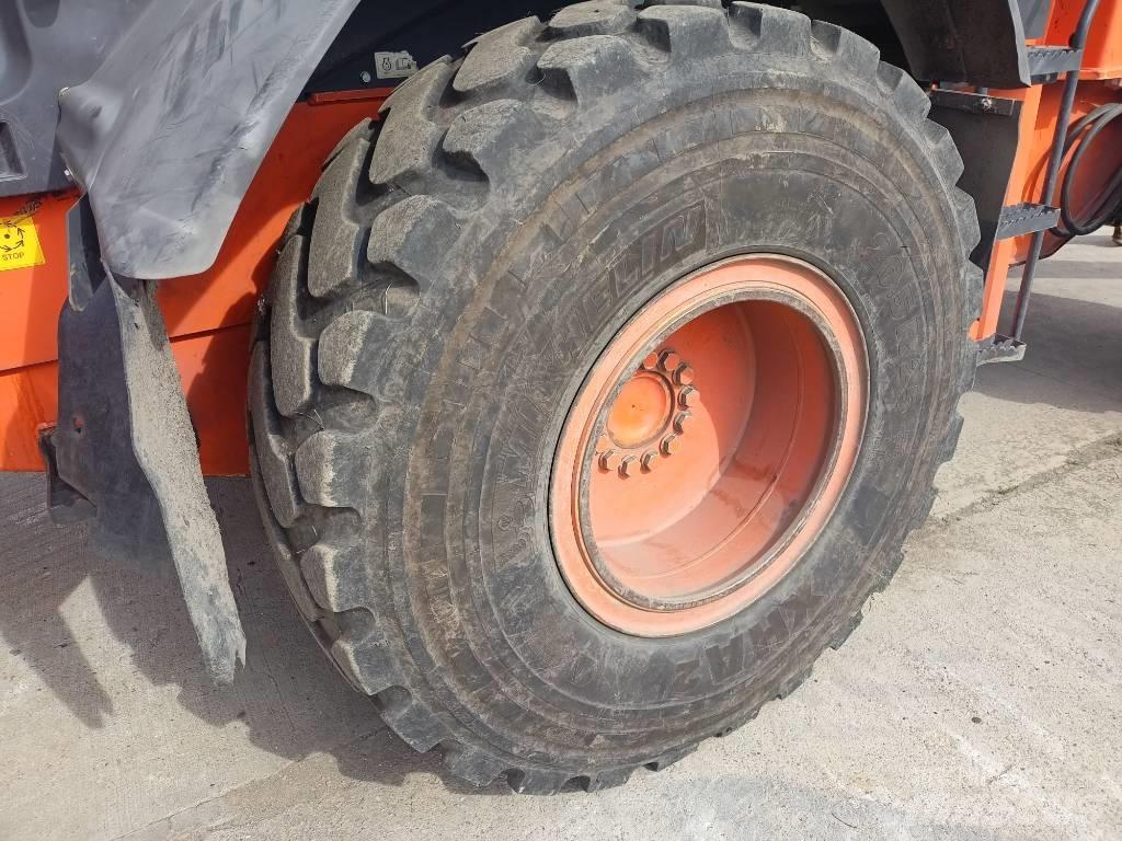 Hitachi ZW150 Kolesni nakladalci