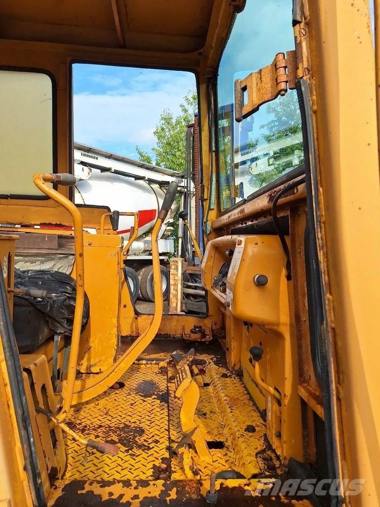 Komatsu D45-1 Buldožerji goseničarji