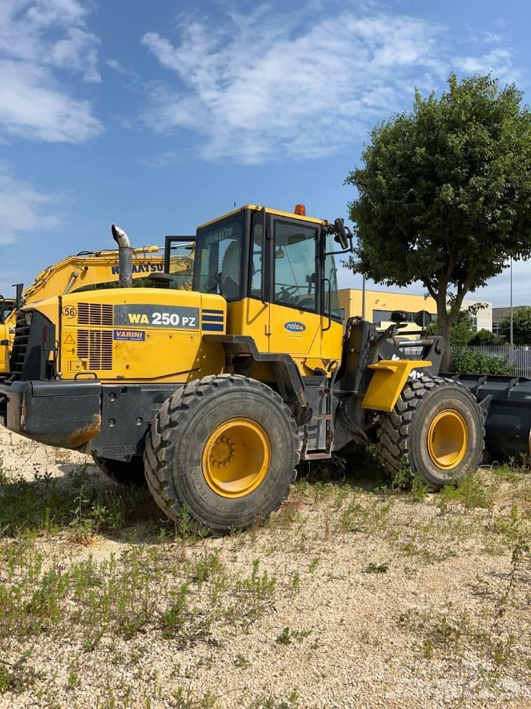 Komatsu WA 250 PZ-6 Kolesni nakladalci