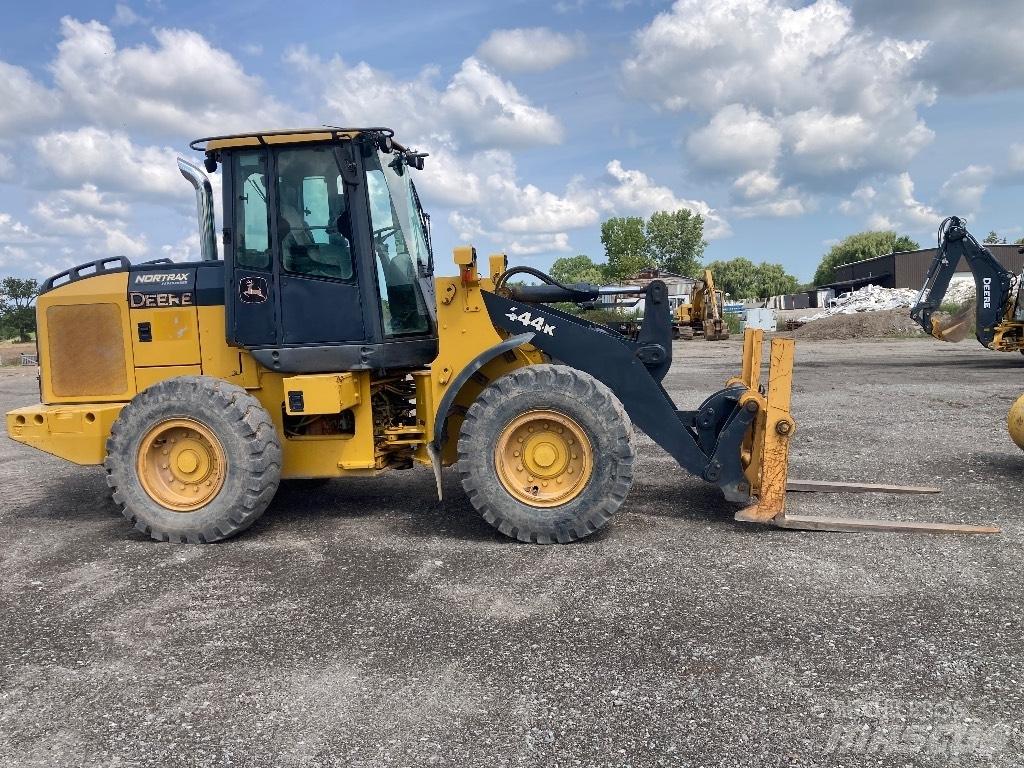 DEERE 444K Kolesni nakladalci