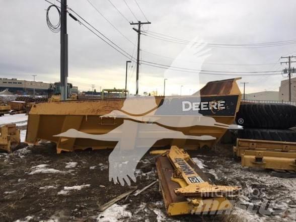 John Deere  Drugo