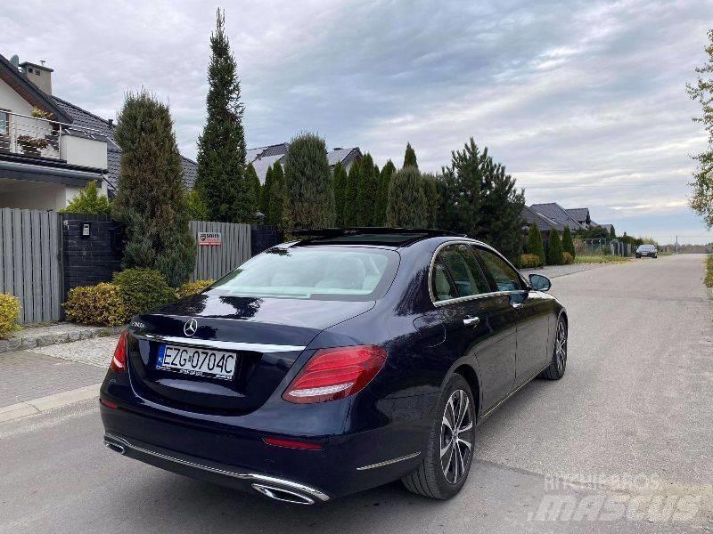 Mercedes-Benz E 300D Avtomobili