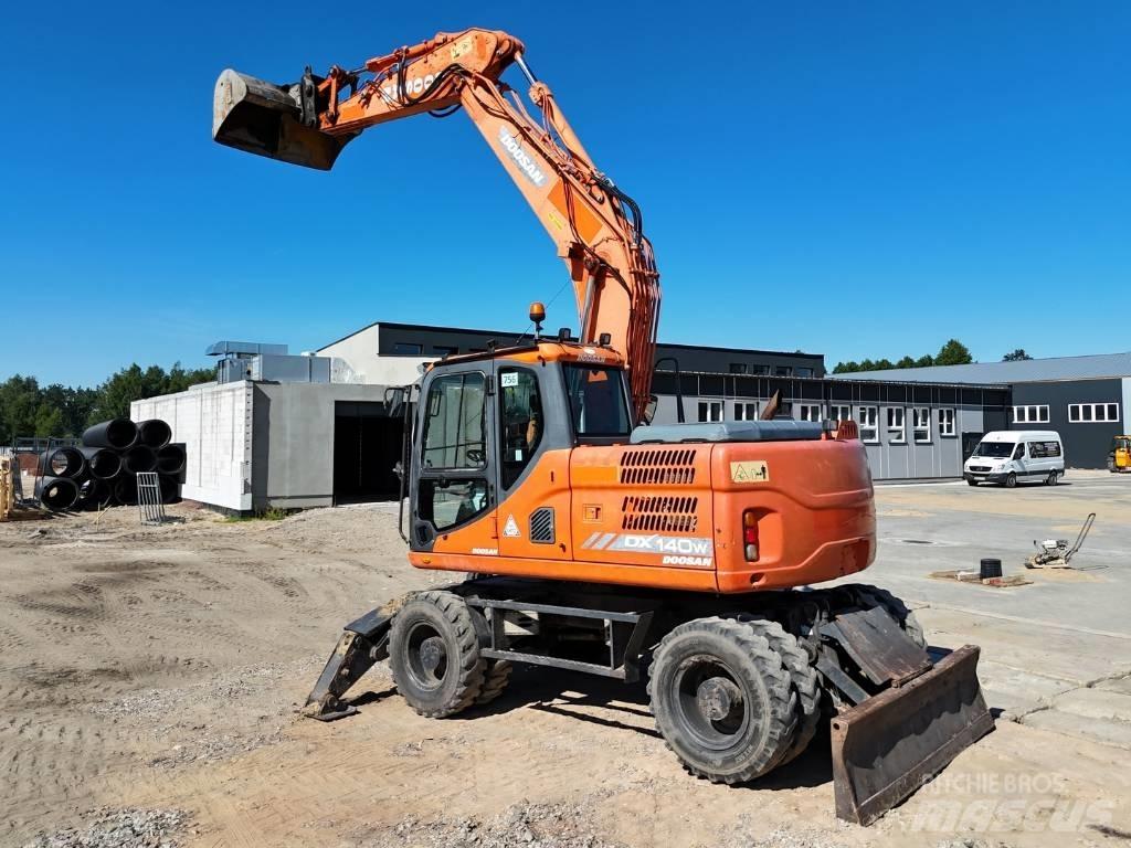 Doosan DX 140 W Bagri na kolesih