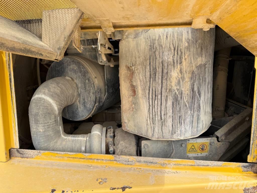Komatsu D 155 AX-6 Buldožerji goseničarji