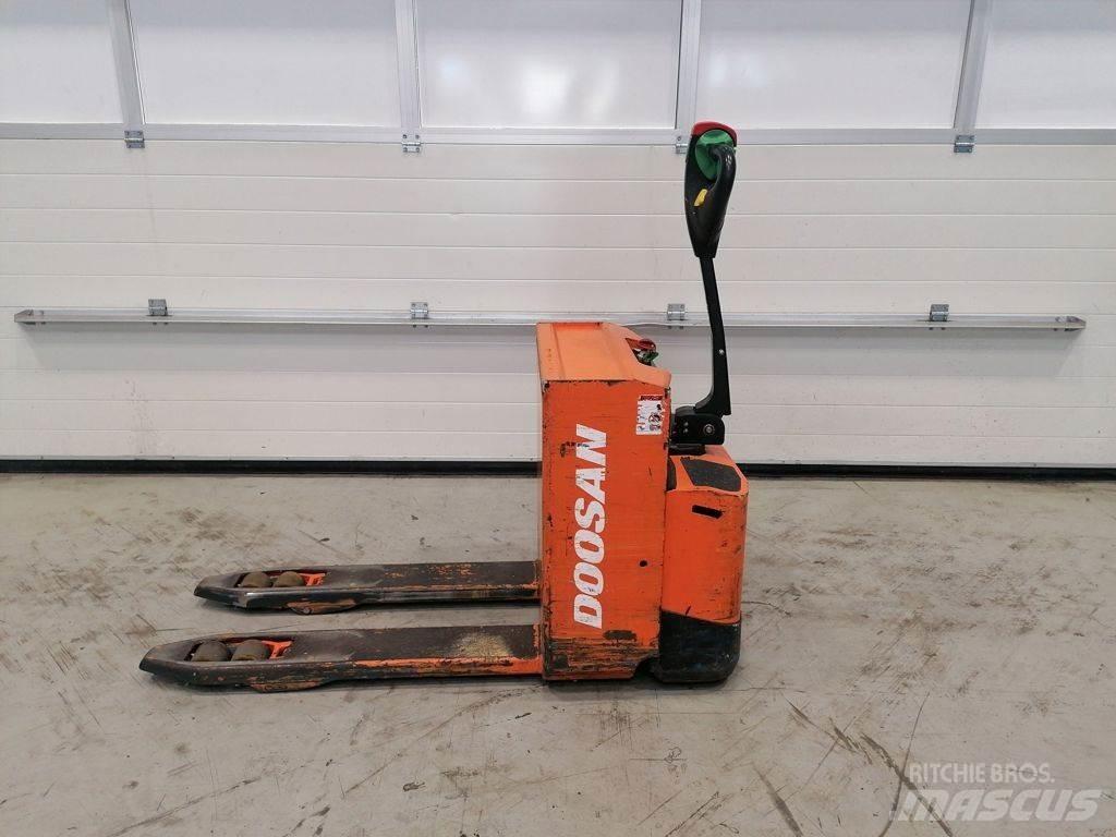 Doosan LEDH20M Električni nizko dvižni viličar