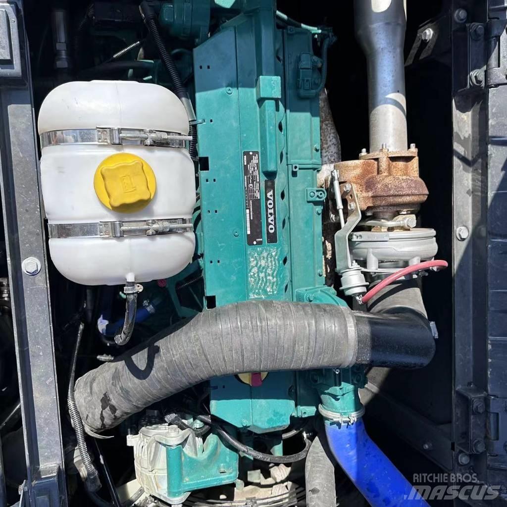 Volvo EC 240 Bagri goseničarji
