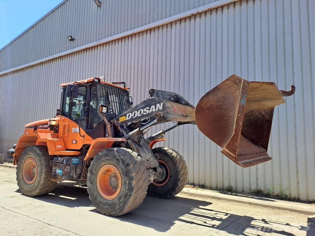 Doosan DL 250 Kolesni nakladalci