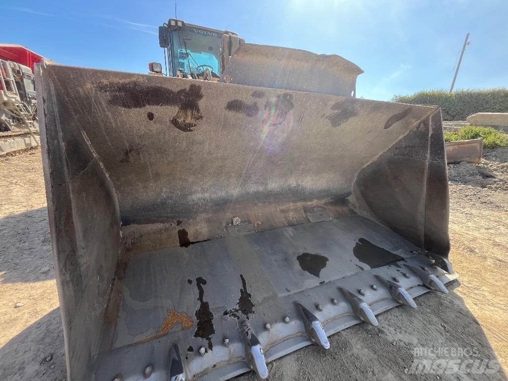 Volvo L180F Kolesni nakladalci