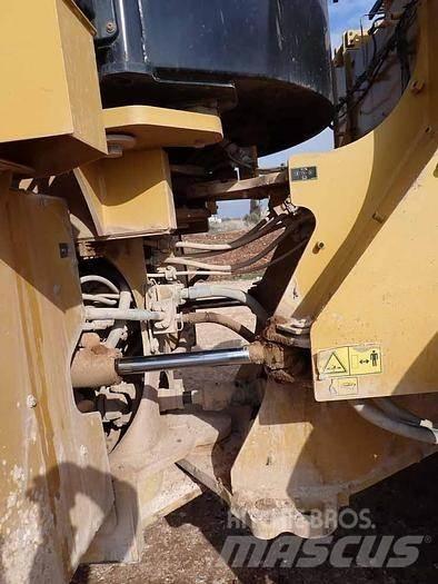 CAT 966M Kolesni nakladalci