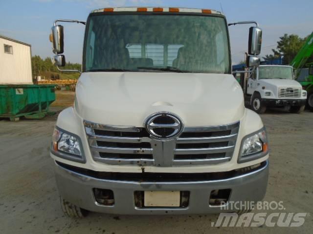 Hino 185 Tovornjaki s kesonom/platojem