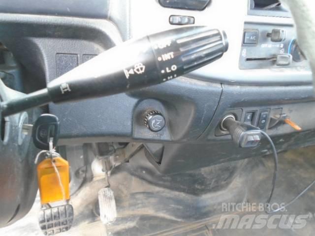 Hino 185 Tovornjaki s kesonom/platojem