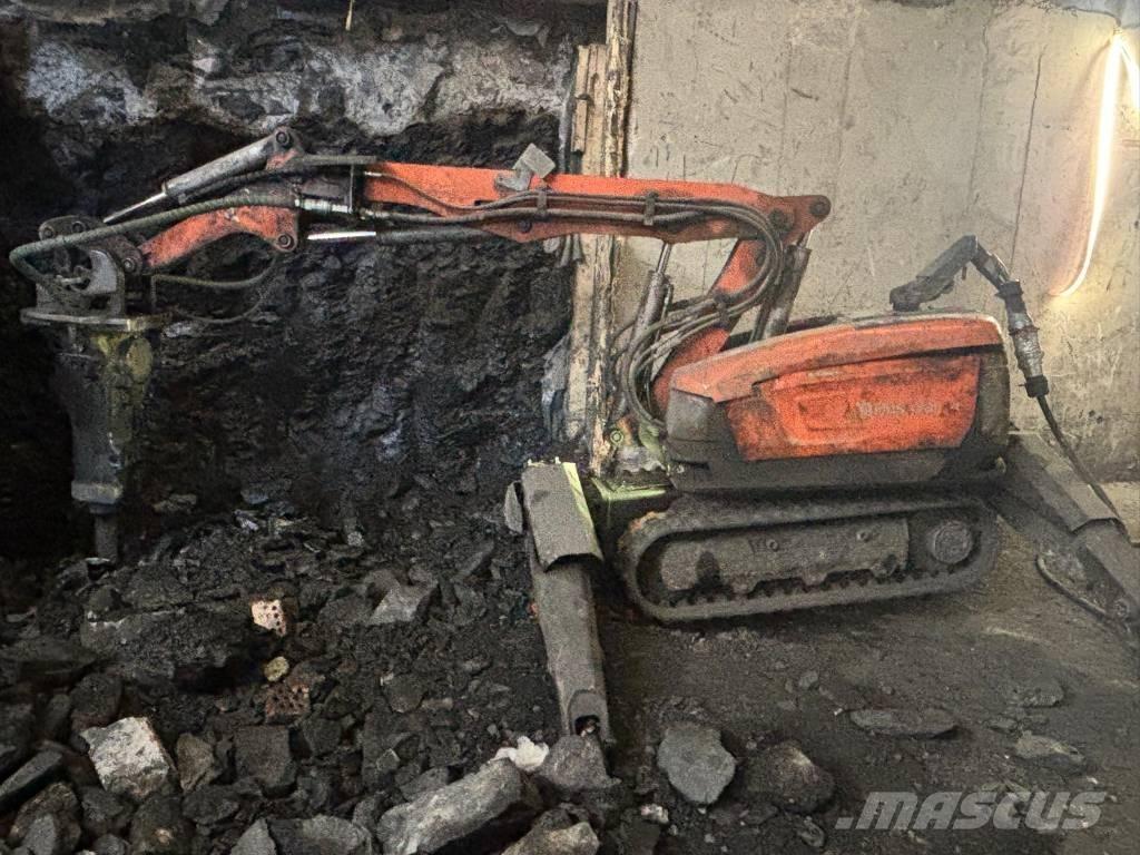 Husqvarna DXR 300 Rušilni bagri