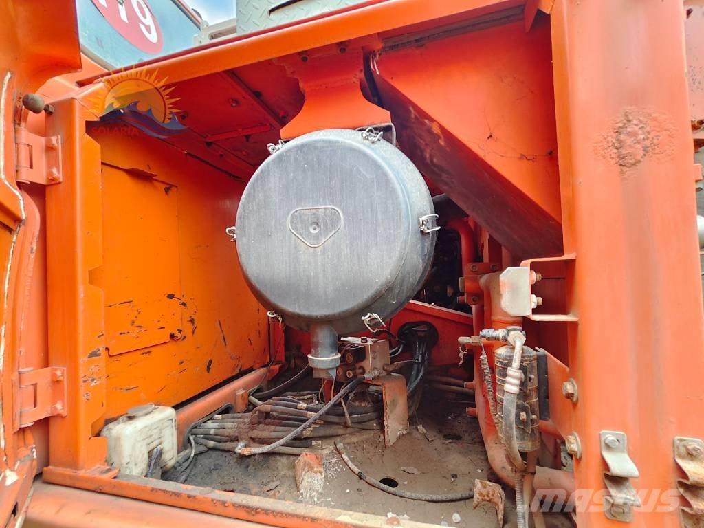 Doosan DX 300 LC Bagri goseničarji