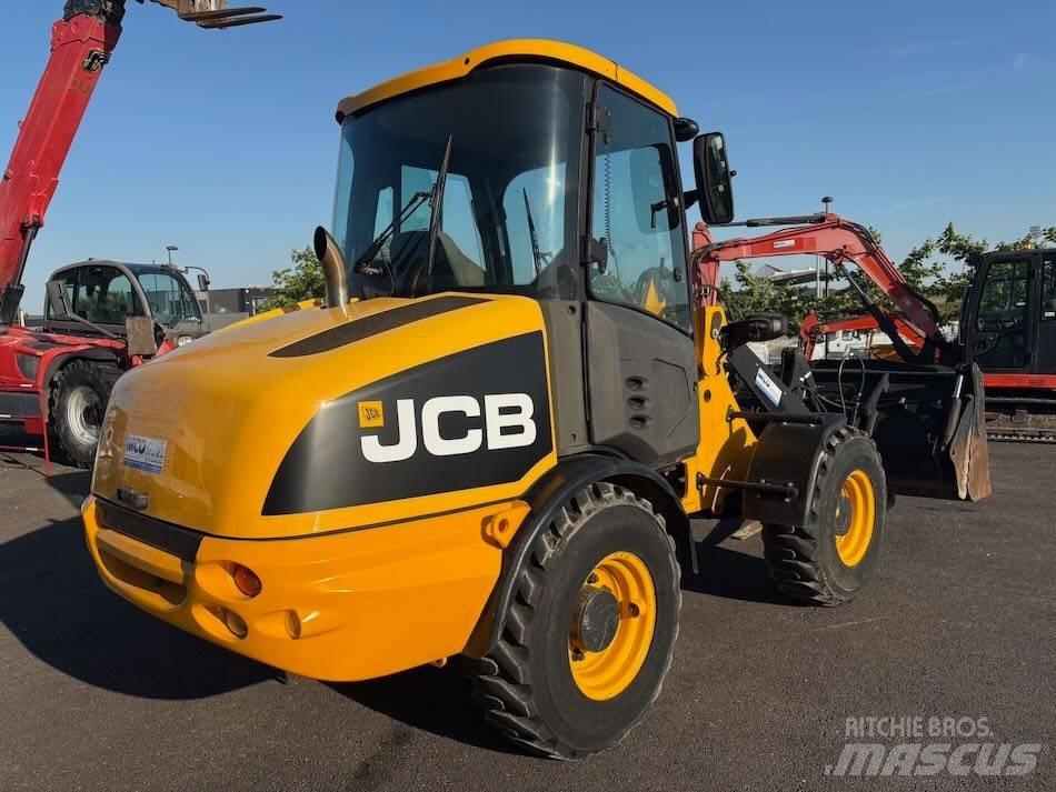 JCB 406 Kolesni nakladalci