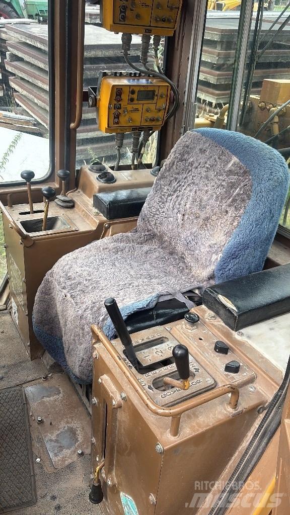 CAT D 4 C Buldožerji goseničarji