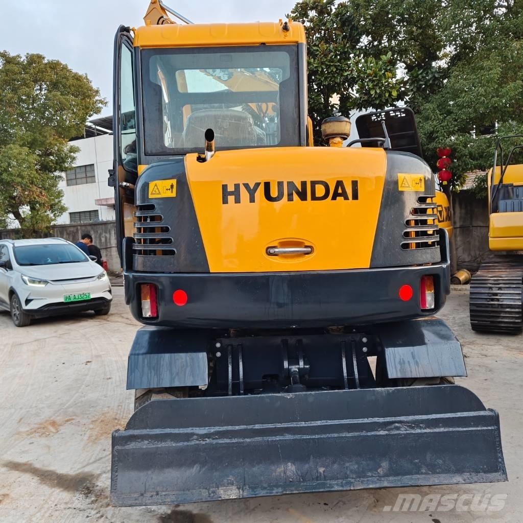 Hyundai 60 W VS Bagri na kolesih