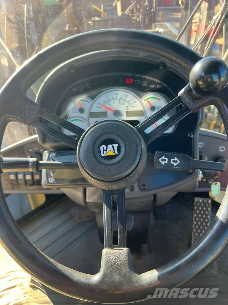 CAT IT 28 G Kolesni nakladalci