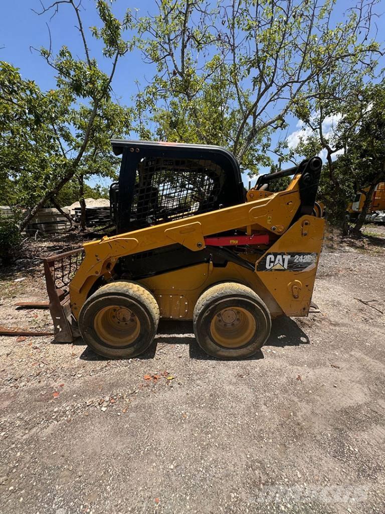 CAT 242 D Skid steer mini nakladalci