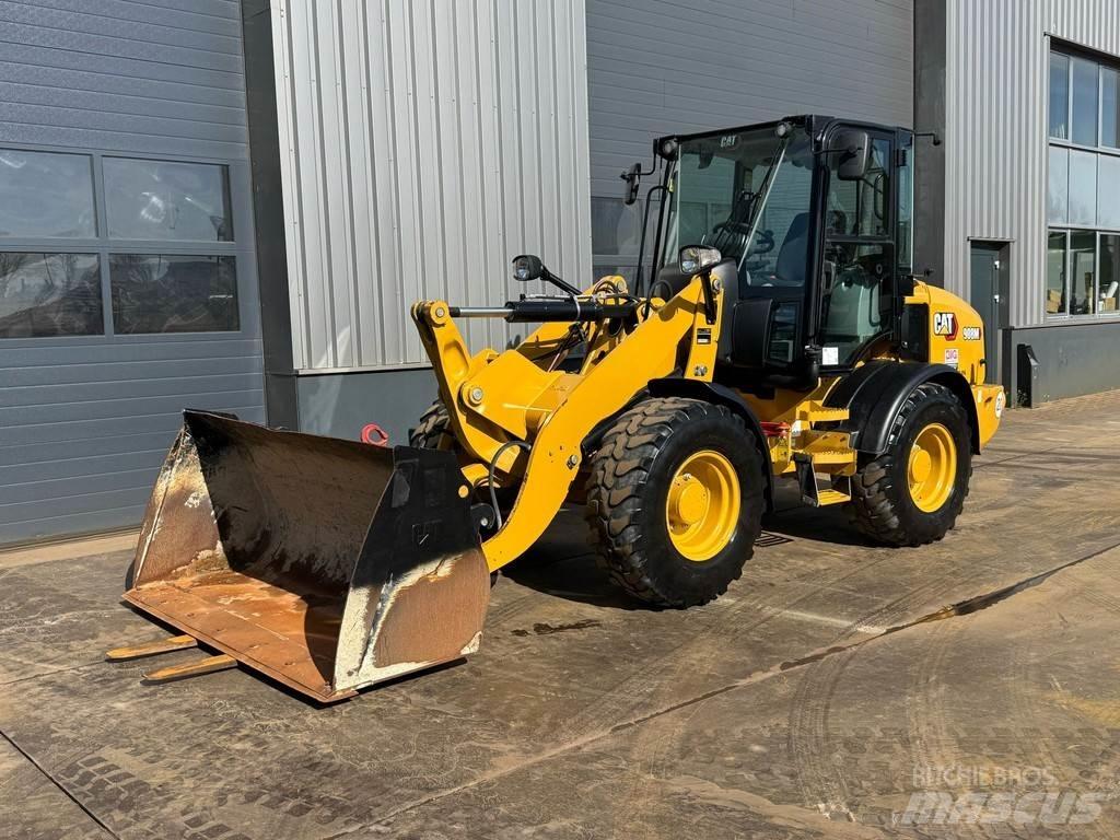 CAT 908M Kolesni nakladalci