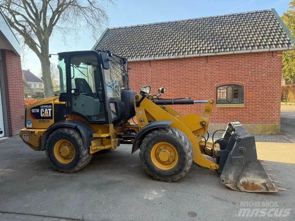 CAT 907M Kolesni nakladalci