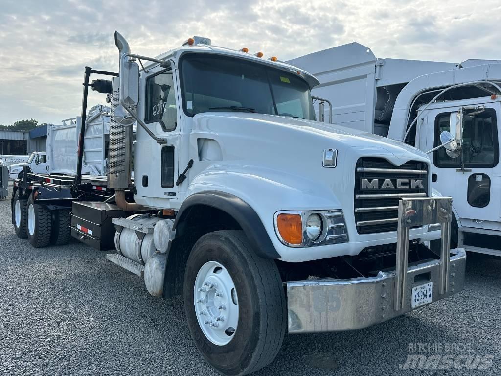 Mack CV 713 Razstavljivi tovornjaki z žičnimi dvigali