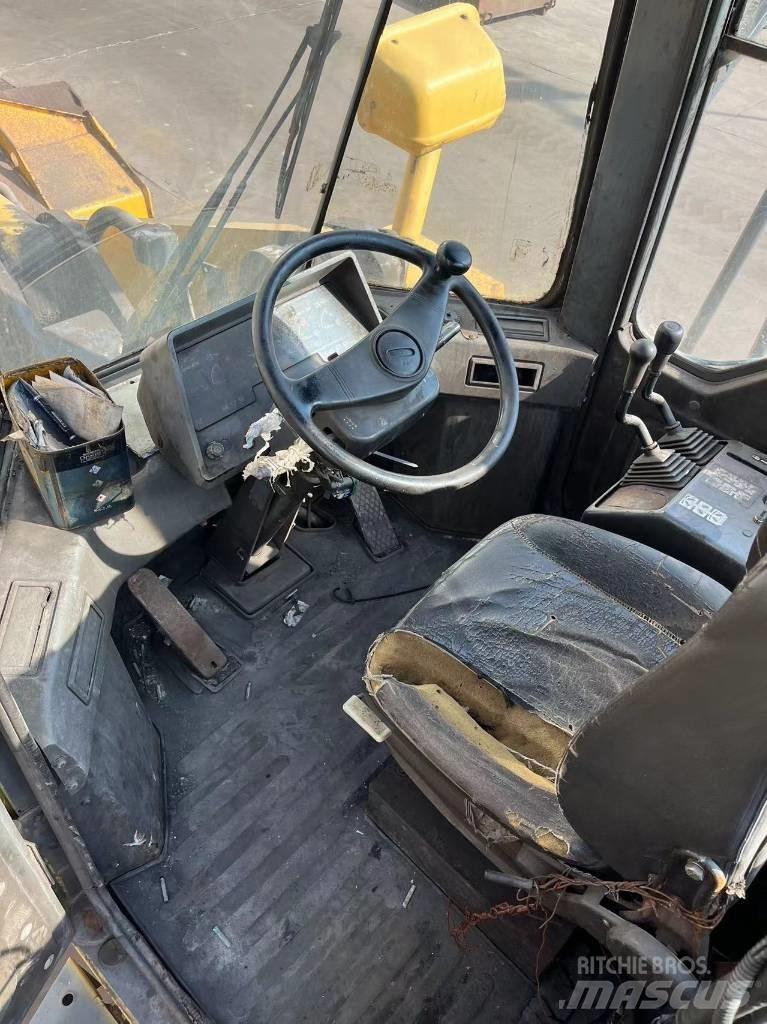 Komatsu WA 470 Kolesni nakladalci